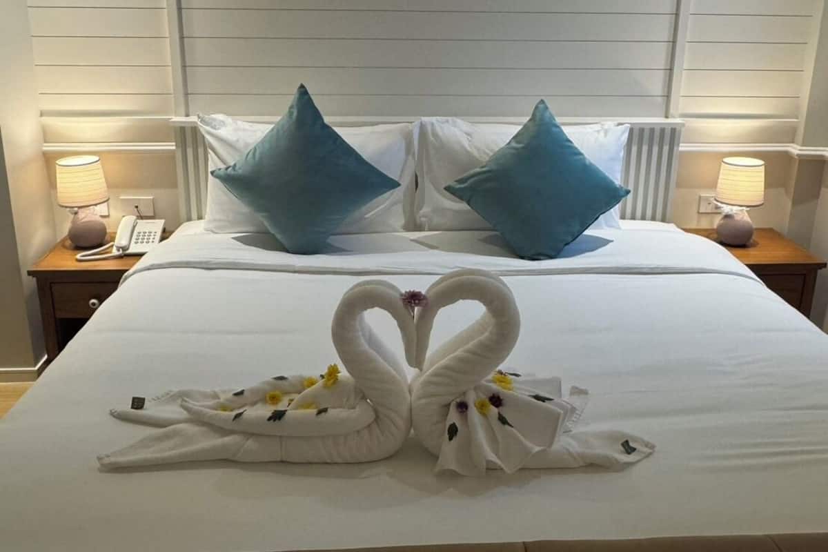 Suite ejecutiva, vista a la ciudad | Caja de seguridad en la habitación, escritorio y cortinas blackout