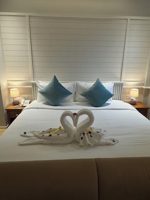 Suite ejecutiva, vista a la ciudad | Caja de seguridad en la habitación, escritorio y cortinas blackout