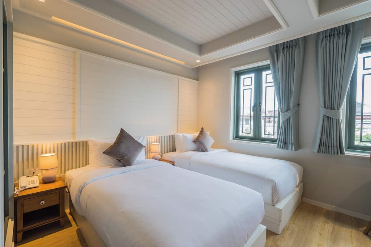 Luxe beddengoed, een kluis op de kamer, een bureau