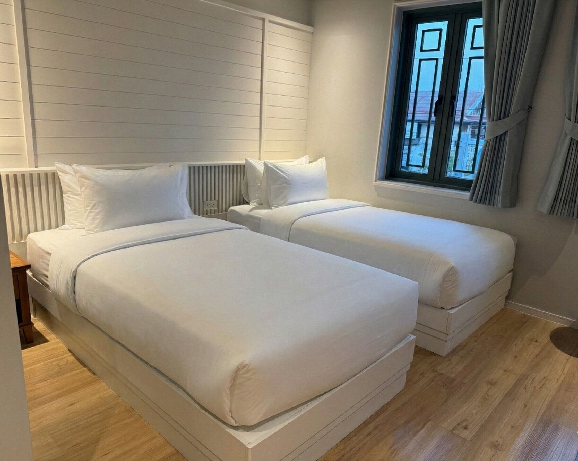 Phòng đôi hoặc 2 giường đơn Deluxe, quang cảnh thành phố | Két bảo mật tại phòng, bàn, màn/rèm cản sáng 