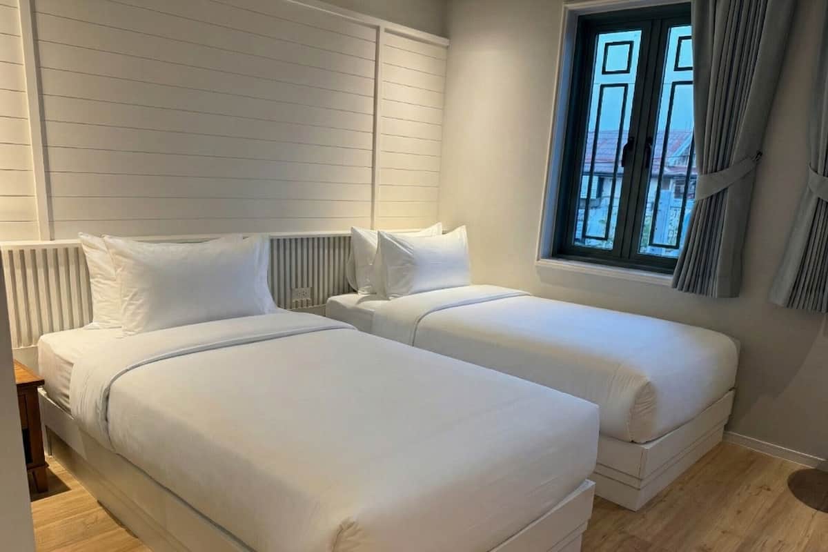 Habitación Deluxe con 1 cama matrimonial o 2 individuales, vista a la ciudad | Caja de seguridad en la habitación, escritorio y cortinas blackout