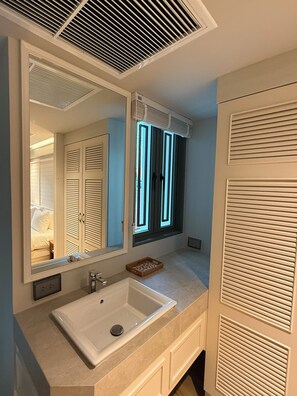 Traditionele studio, uitzicht op stad | Luxe beddengoed, een kluis op de kamer, een bureau