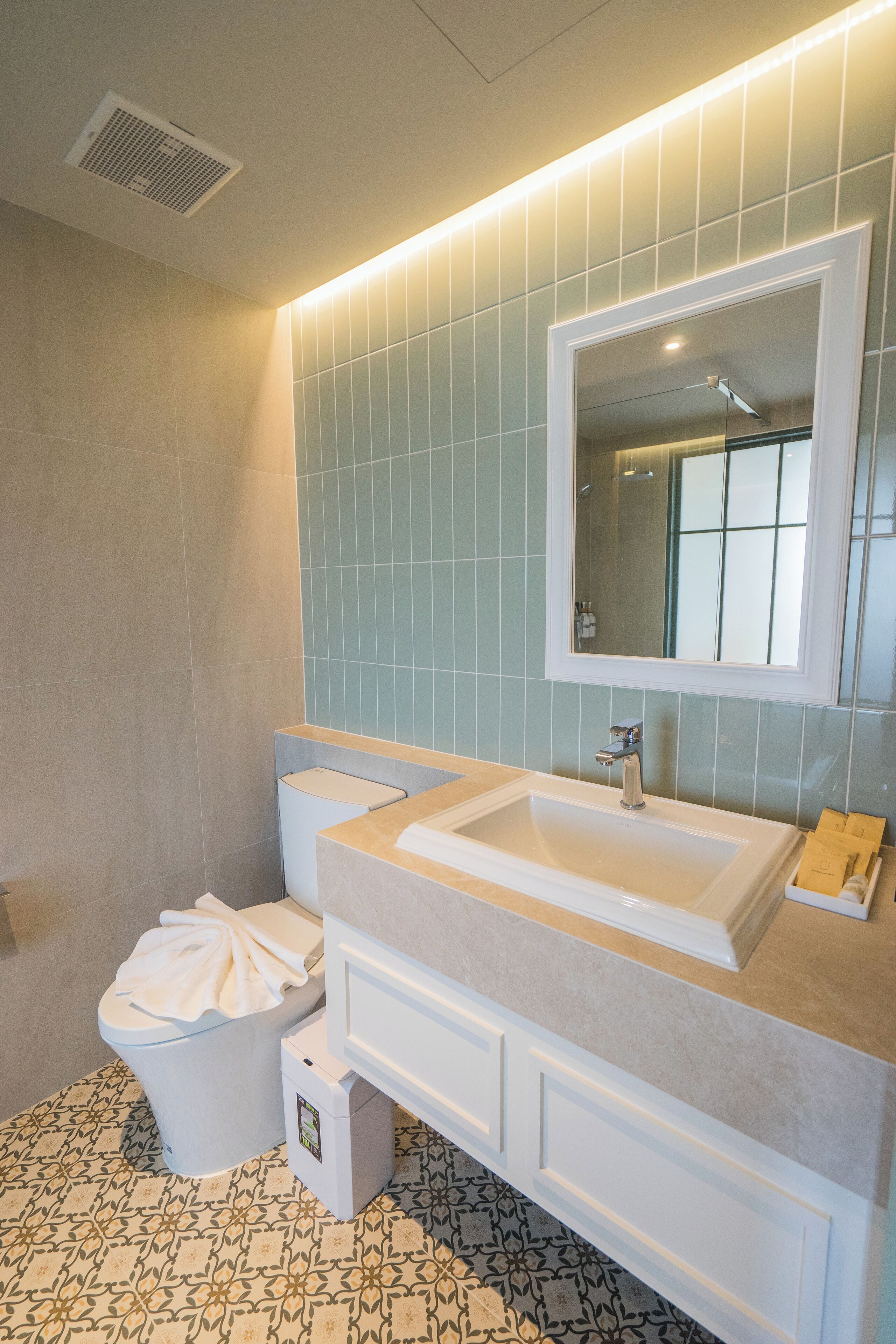 Deluxe Twin Room, City View | Bilik Mandi | Pancuran mandi, hulu semburan mandi hujan 