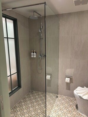 Habitación Deluxe con 1 cama matrimonial o 2 individuales, vista a la ciudad | Baño | Regadera, secadora de cabello, pantuflas, toallas