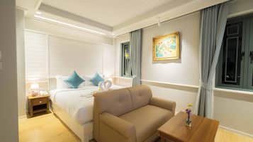 Svit Executive - utsikt mot staden | SÀngtillbehör av högsta kvalitet och vÀrdeförvaringsskÄp pÄ rummet