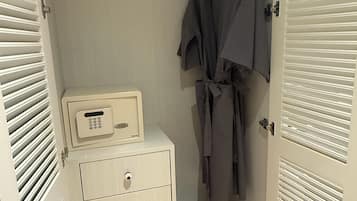 Phòng đôi Deluxe, quang cảnh thành phố | Két bảo mật tại phòng, bàn, màn/rèm cản sáng