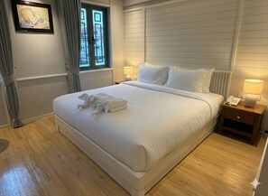 Habitación doble Deluxe, vista a la ciudad | Caja de seguridad en la habitación, escritorio y cortinas blackout 