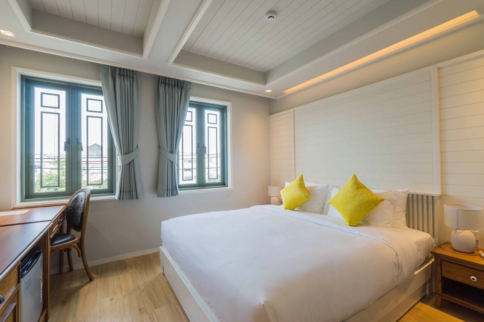 Habitación Deluxe doble, vistas a la ciudad | Ropa de cama de alta calidad, caja fuerte, escritorio y cortinas opacas