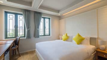 Habitación Deluxe doble, vistas a la ciudad | Ropa de cama de alta calidad, caja fuerte, escritorio y cortinas opacas