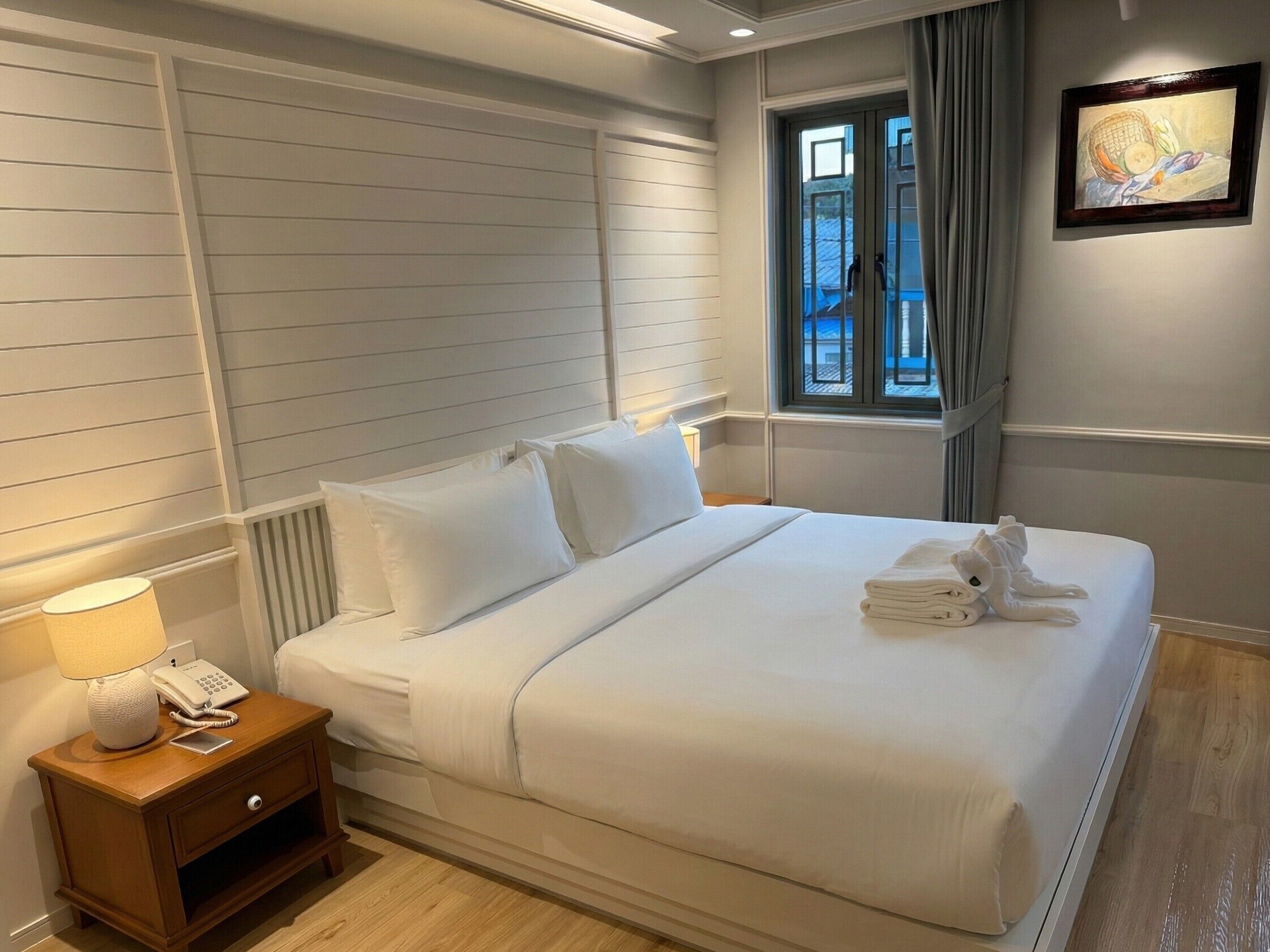 Studio truyền thống, quang cảnh thành phố | Két bảo mật tại phòng, bàn, màn/rèm cản sáng 