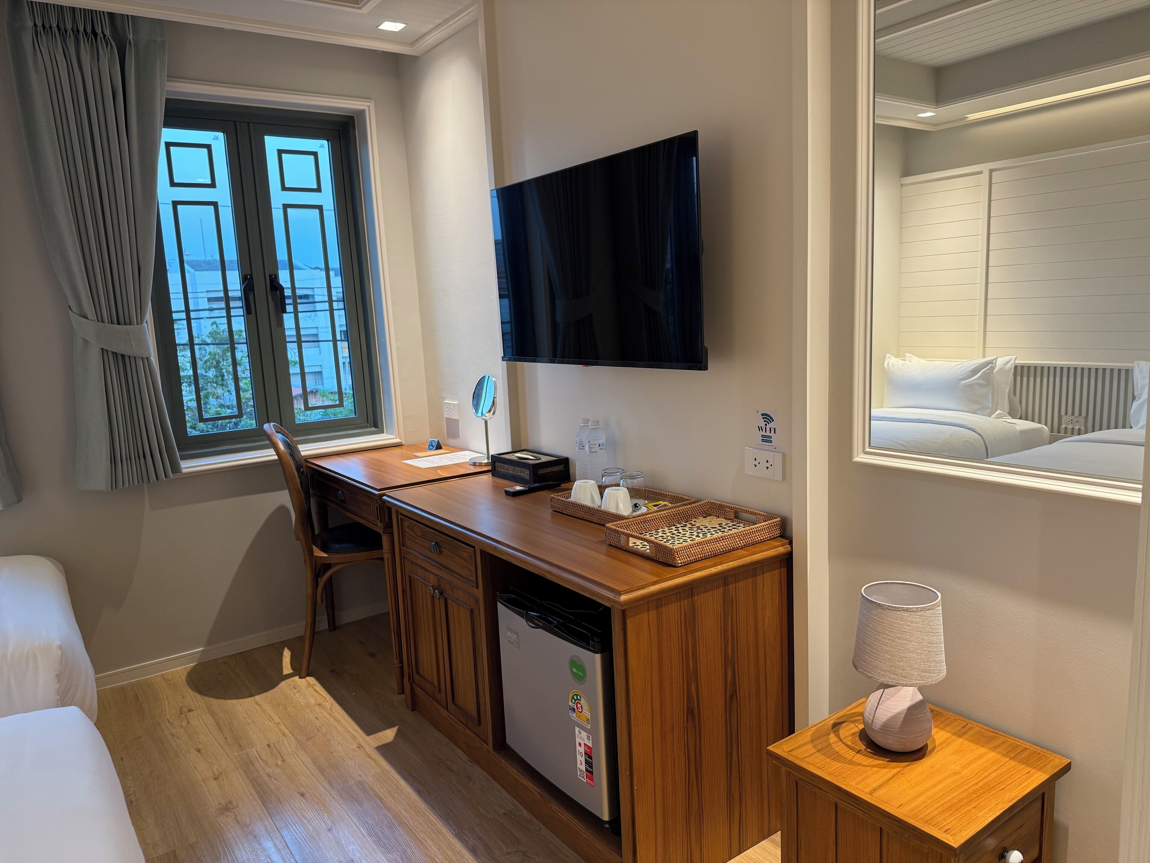 Phòng đôi hoặc 2 giường đơn Deluxe, quang cảnh thành phố | Két bảo mật tại phòng, bàn, màn/rèm cản sáng 