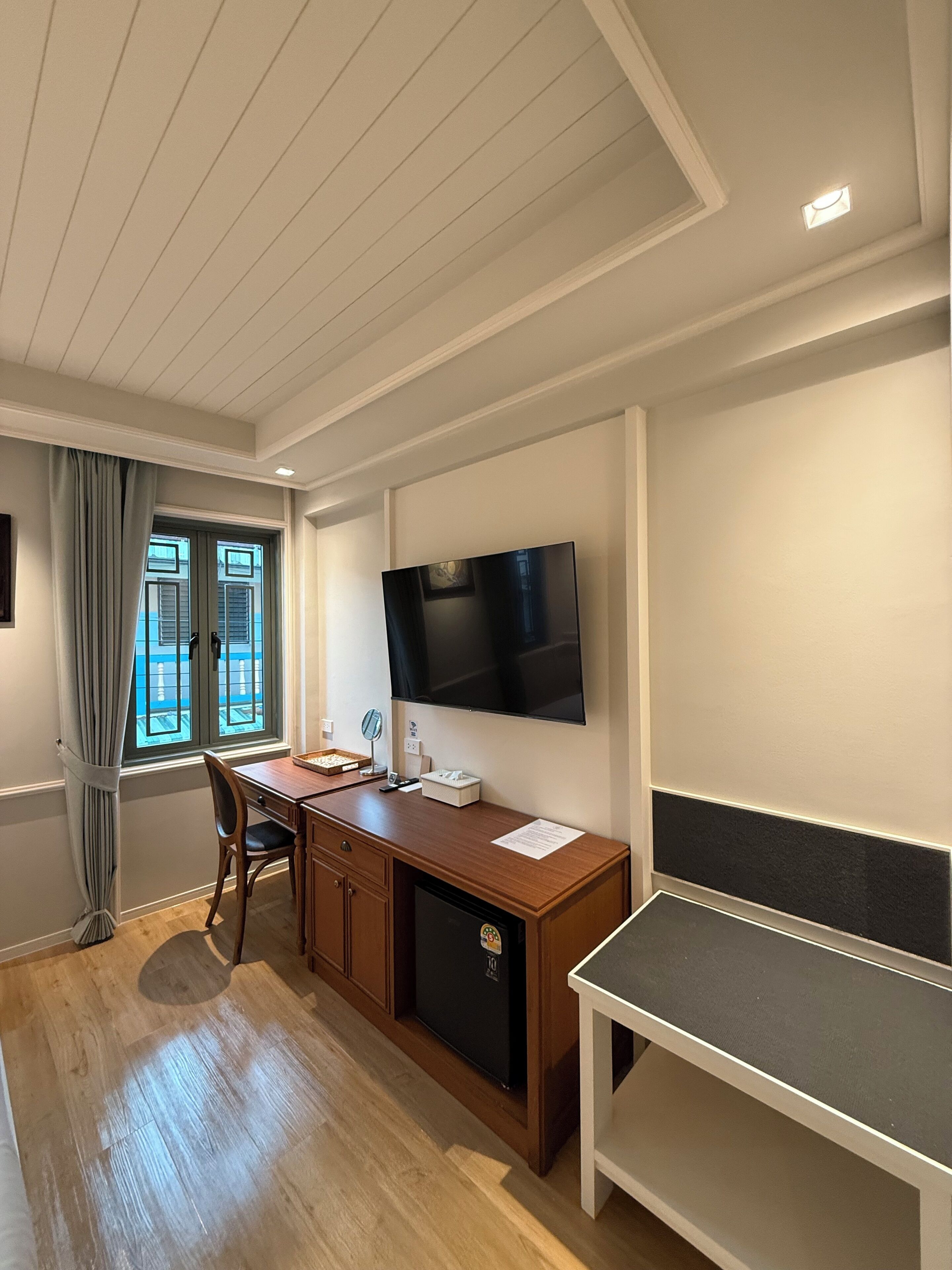 Studio truyền thống, quang cảnh thành phố | Két bảo mật tại phòng, bàn, màn/rèm cản sáng 