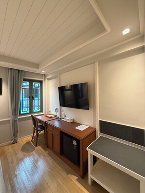 Studio truyền thống, quang cảnh thành phố | Két bảo mật tại phòng, bàn, màn/rèm cản sáng 