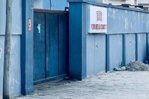 A gated area with a sign indicating a metal court. - Bytup 2Bedroom Apt in Lekki,24Hrs Light, Wifi ,Fully Serviced Apartment , Water Heater Smart tv (Ibeju)