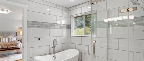 Dusj, hårføner, håndklær og såpe