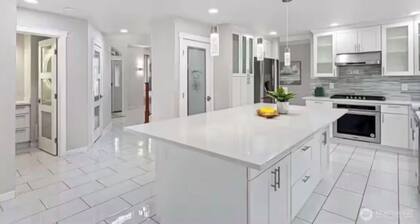 Spacious 4-bedroom house in charming Everett with AC