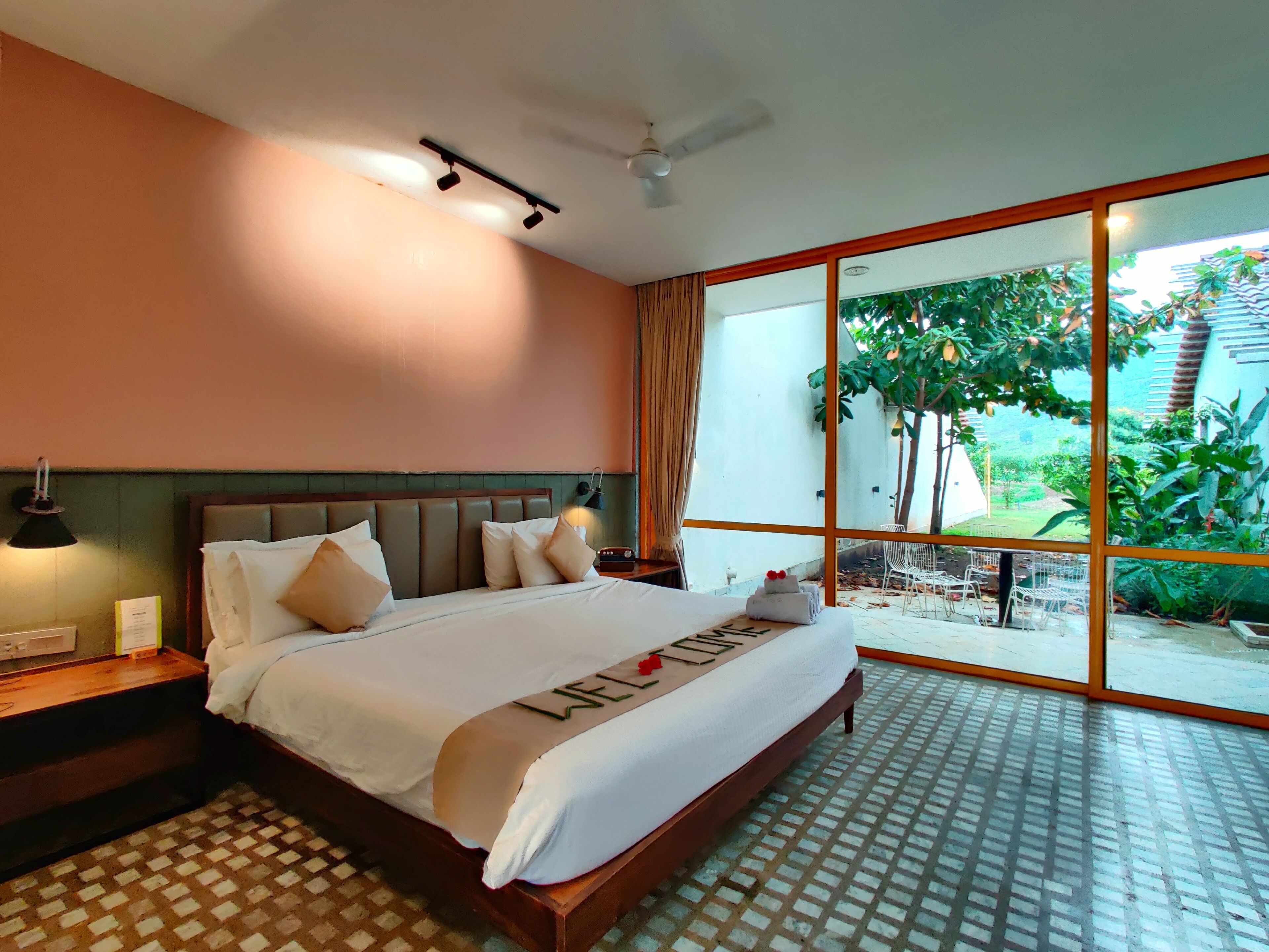 Habitación familiar, vista a la montaña | Camas con efecto memoria y caja de seguridad en la habitación 