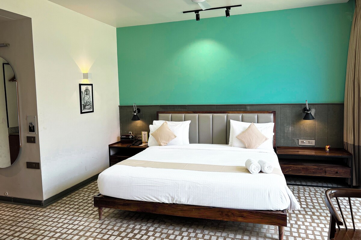 Family Room, Mountain View | Down comforters, memory foam beds, in-room safe, laptop workspace