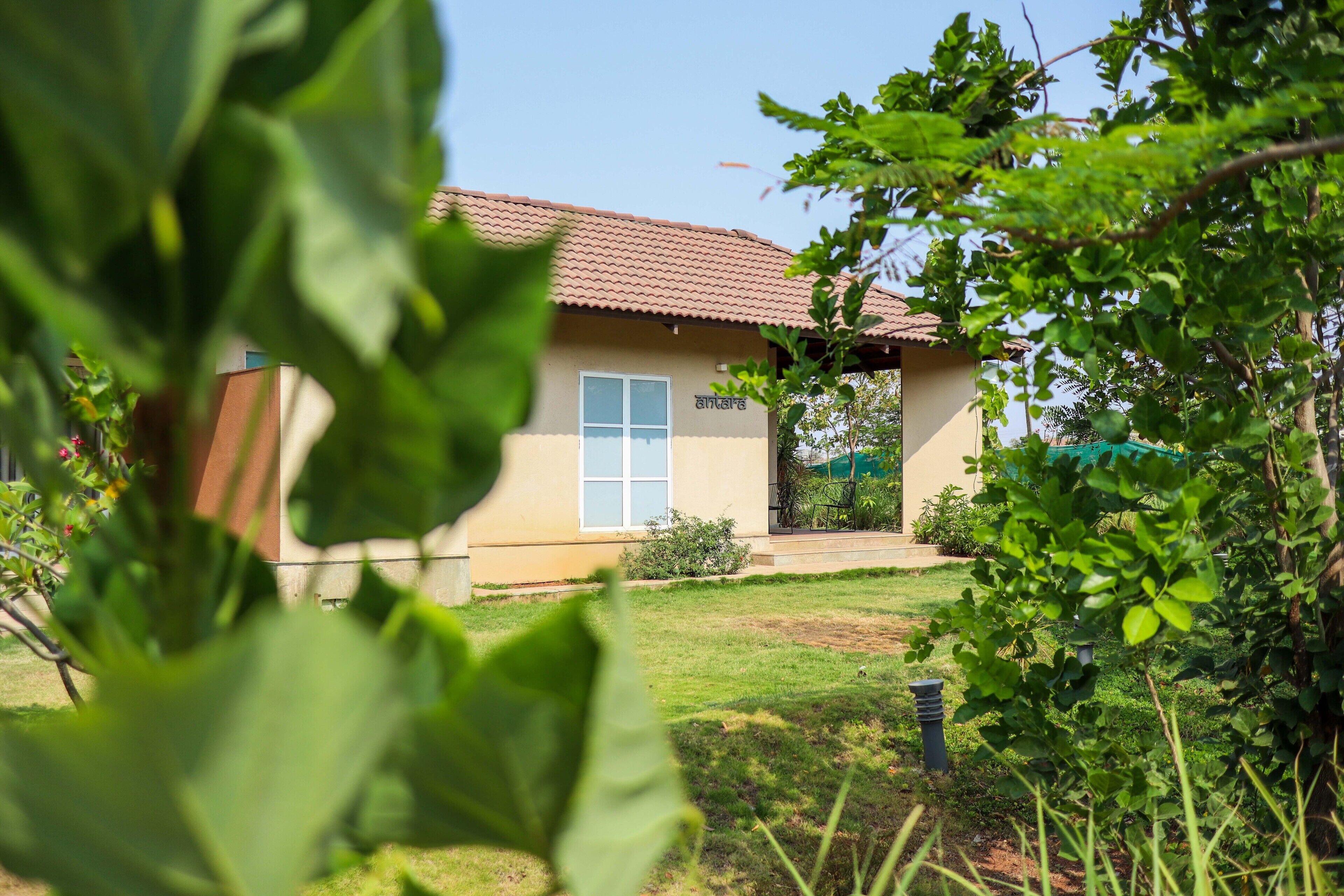 Habitación familiar, vista al patio | Camas con efecto memoria y caja de seguridad en la habitación 