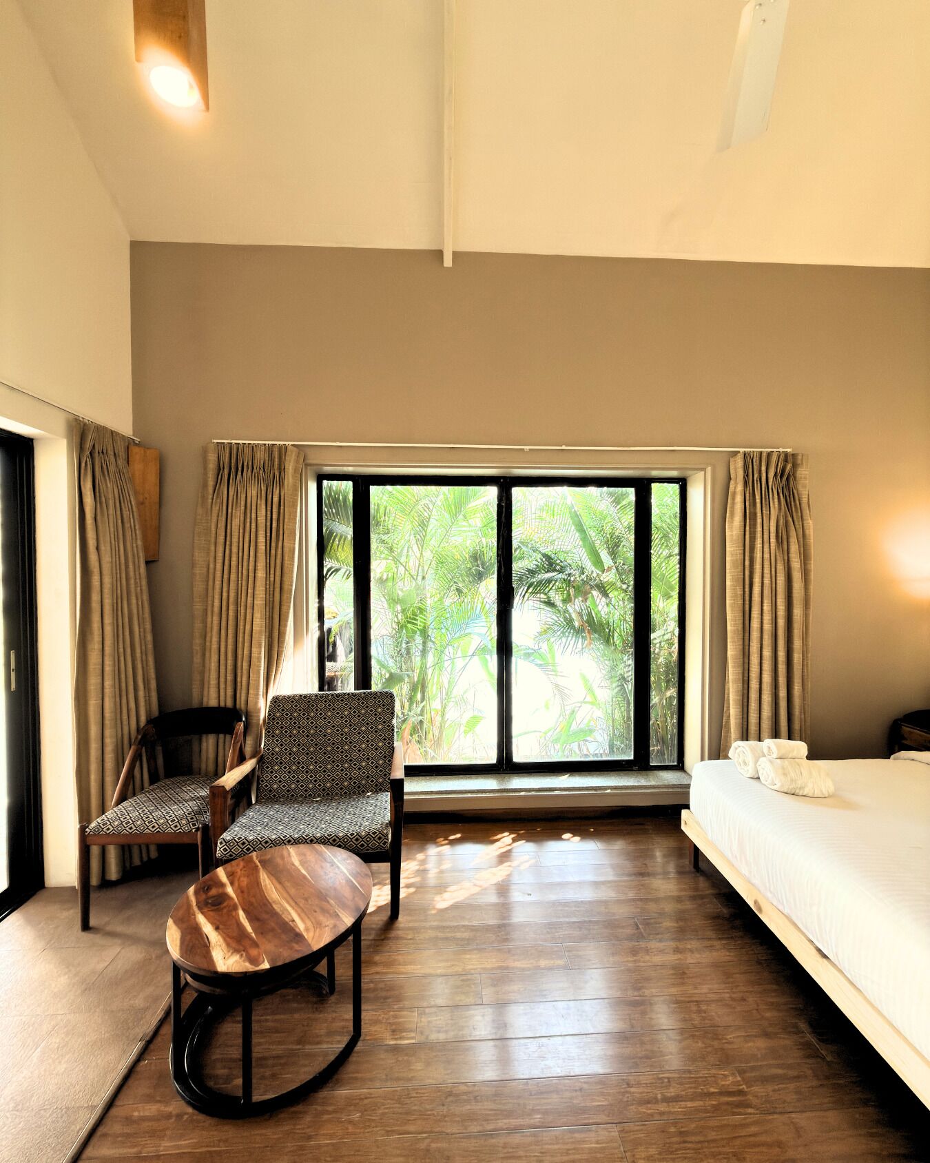 Habitación con 2 camas individuales, vista al patio | Camas con efecto memoria y caja de seguridad en la habitación 