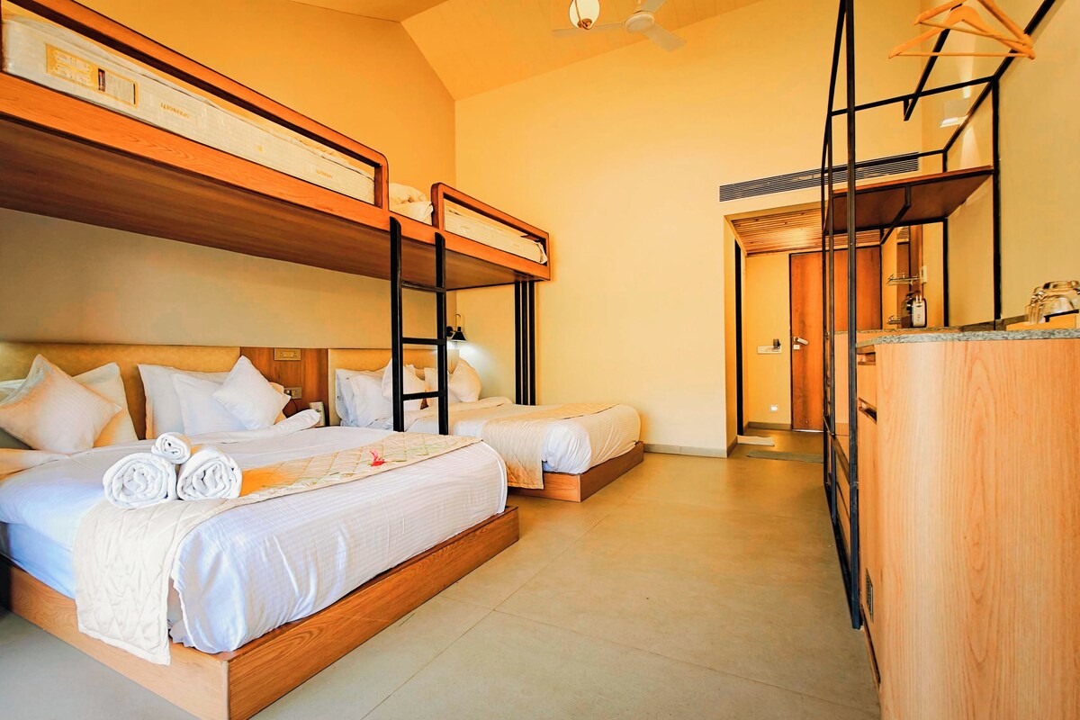 Deluxe Double or Twin Room, Mountain View | Down comforters, memory foam beds, in-room safe, laptop workspace