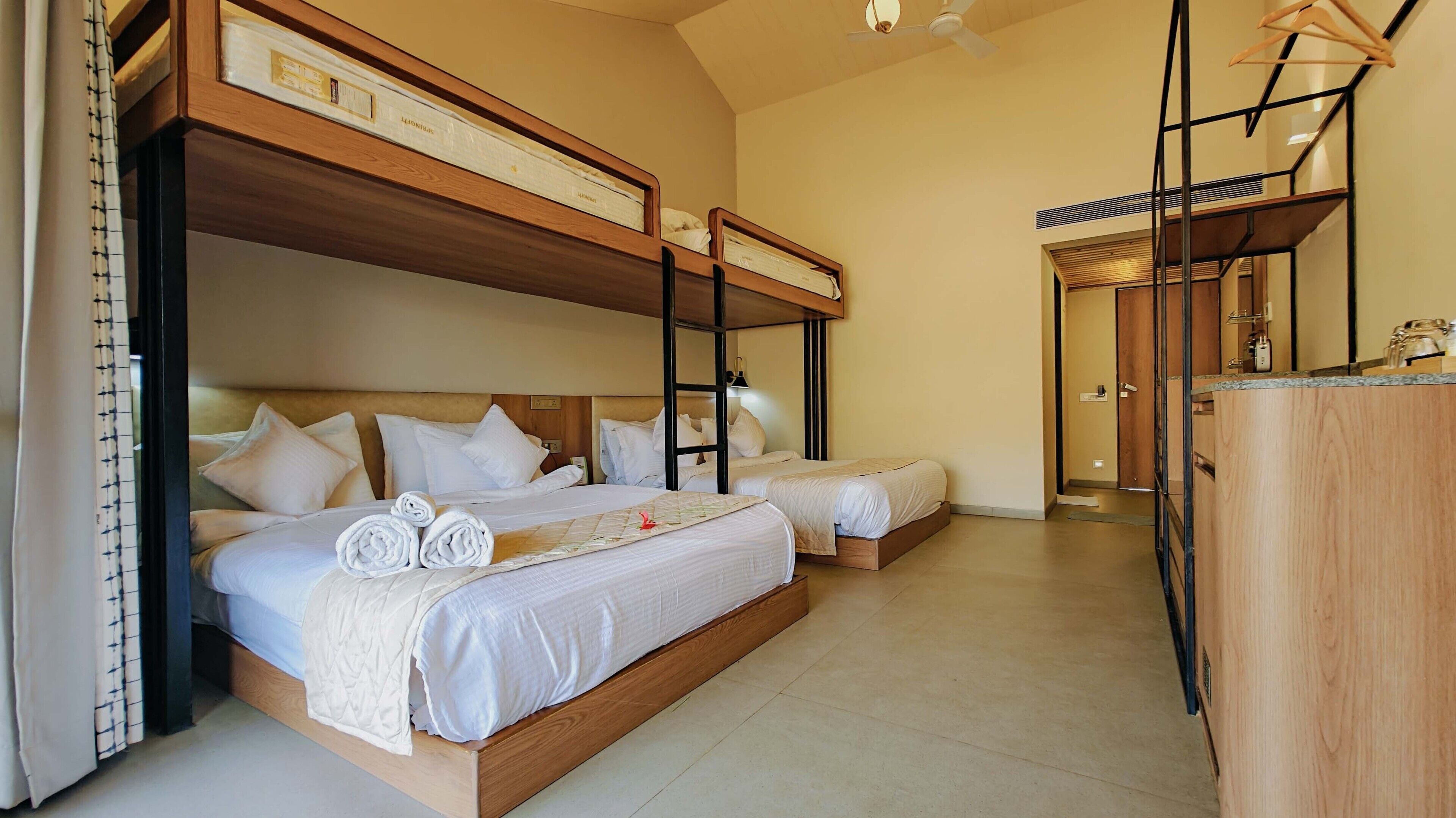 Familieværelse med 2 enkeltsenge - 1 soveværelse | Senge med madrasser af memory foam, pengeskab på værelset