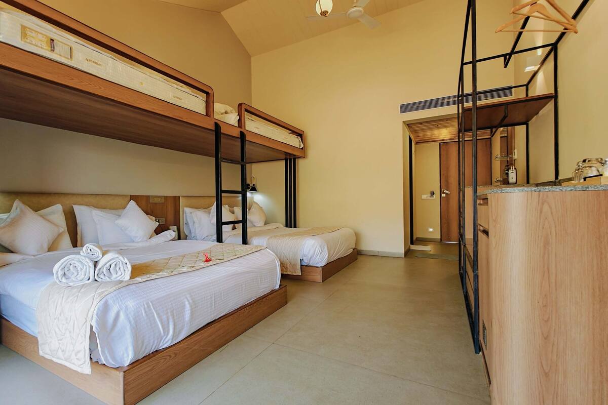 Familieværelse med 2 enkeltsenge - 1 soveværelse | Senge med madrasser af memory foam, pengeskab på værelset