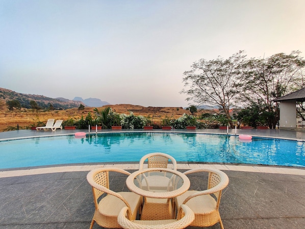 Una piscina al aire libre