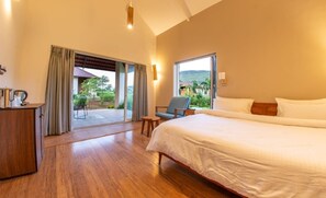 Memory-foam beds, in-room safe, laptop workspace, soundproofing - Touchwood Bliss Resort - Igatpuri (Igatpuri)