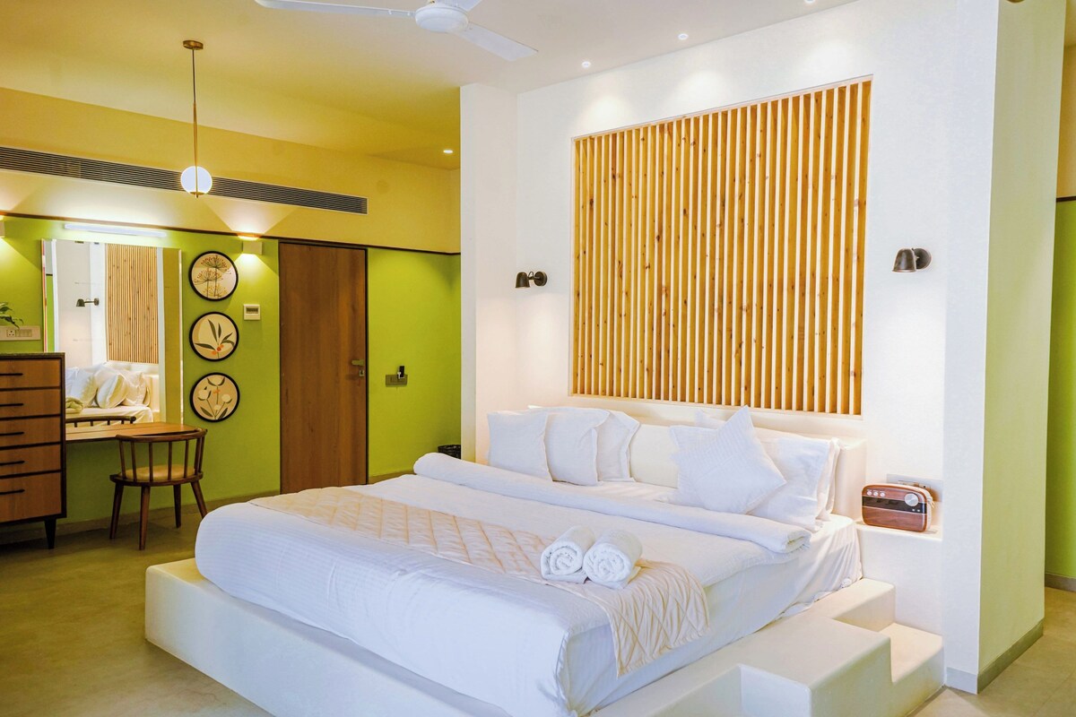 Honeymoon Twin Room | Down comforters, memory foam beds, in-room safe, laptop workspace