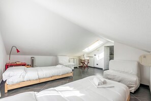 A modern, well-lit room with two beds, a desk, and a chair. - Moneglia Villa in A Quiet Place (Moneglia)