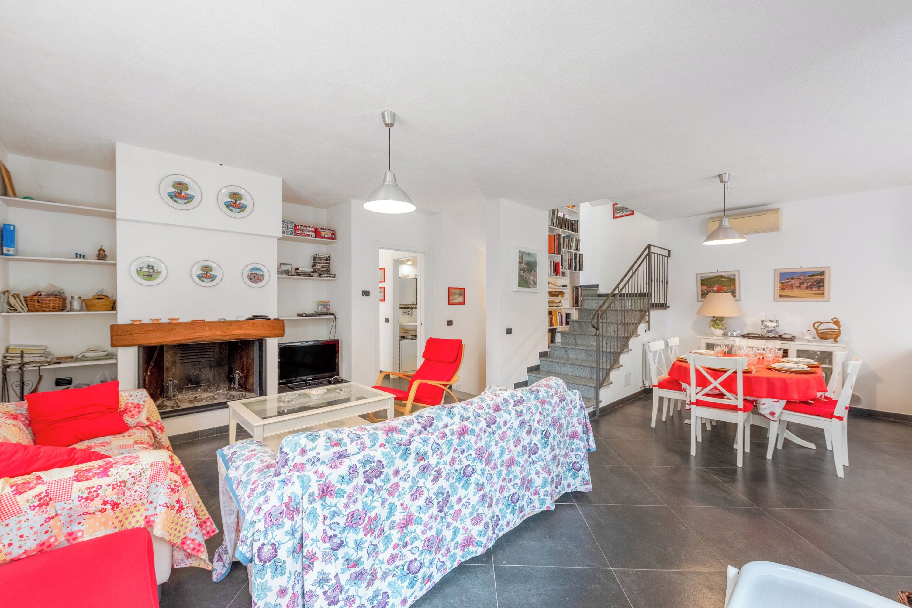 Villa familiale, plusieurs chambres, 2 salles de bains (Moneglia Villa in A Quiet Place) | Aire de séjour | Téléviseur connecté de 21 po avec télévision par câble