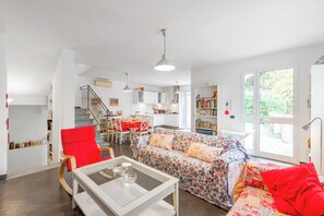 Családi villa, 5 hálószobával, két fürdőszobával (Moneglia Villa in A Quiet Place) | Nappalirész | Okostévé