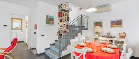 Villa familiale, plusieurs chambres, 2 salles de bains (Moneglia Villa in A Quiet Place) | Restauration