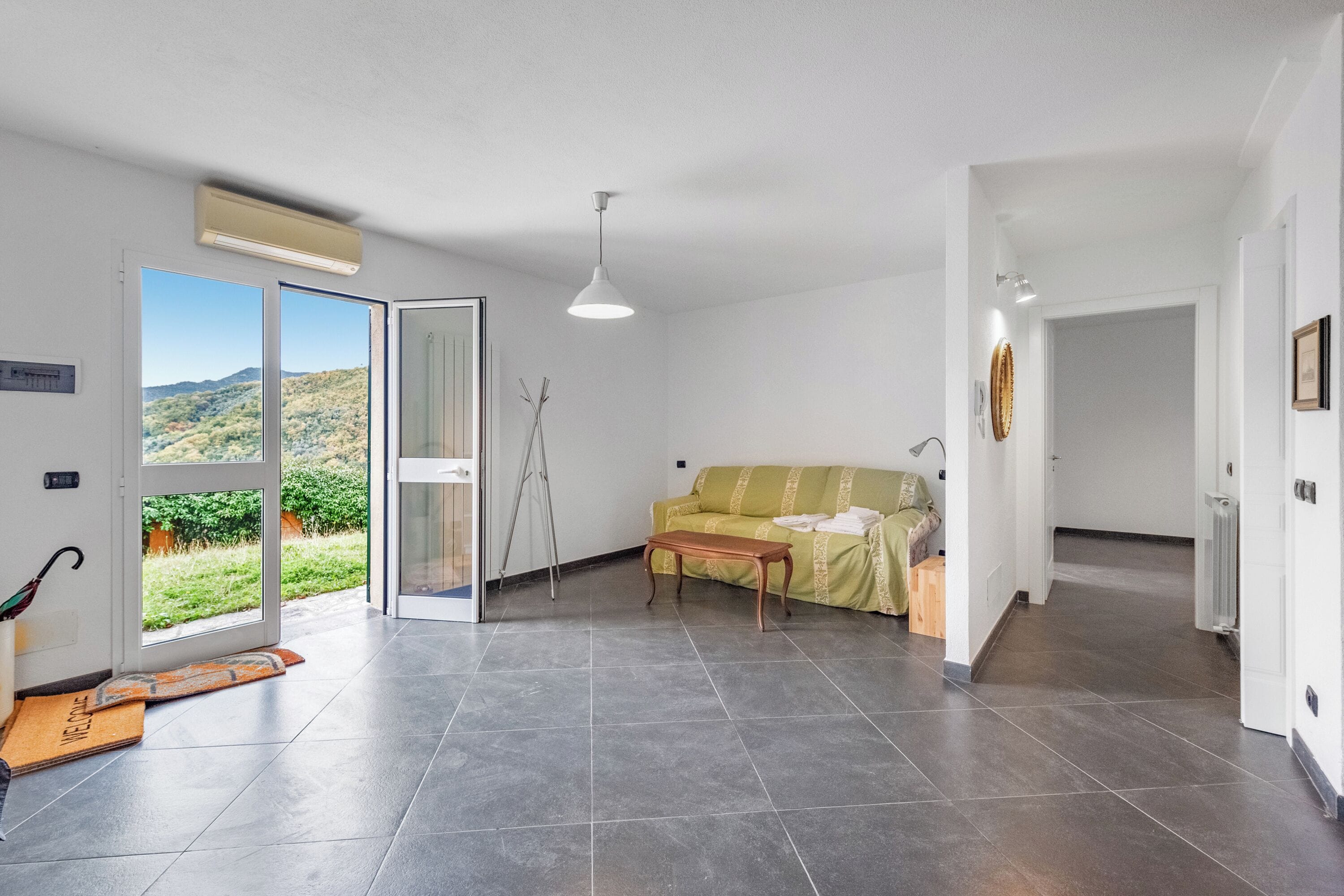 Familienvilla, Mehrere Schlafzimmer, 2 Bäder (Moneglia Villa in A Quiet Place) | Wohnbereich | 21-Zoll-Smart-TV mit Kabelempfang