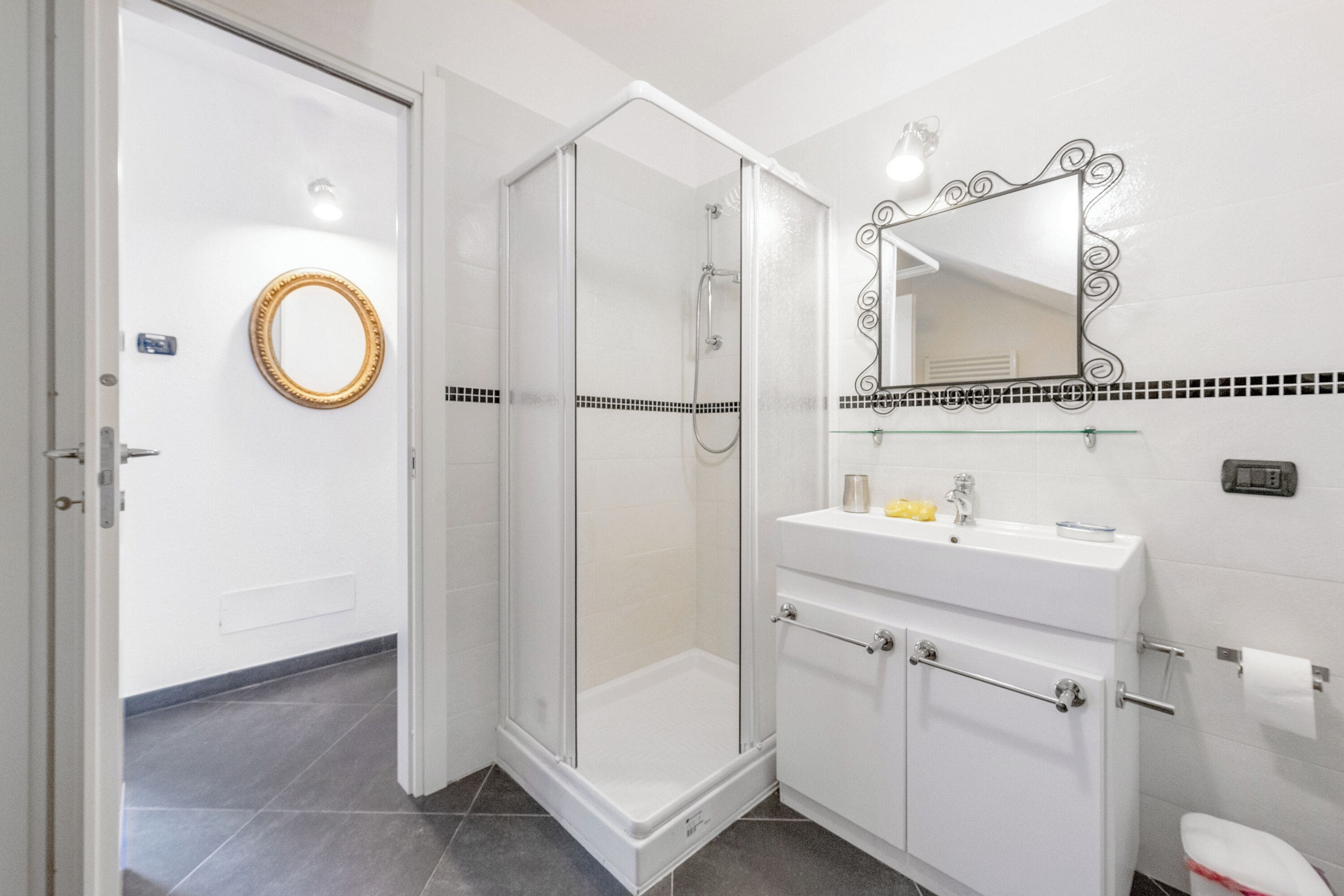 Biệt thự dành cho gia đình, nhiều phòng ngủ, 2 phòng tắm (Moneglia Villa in A Quiet Place) | Phòng tắm | Bồn tắm và buồng tắm vòi sen riêng, máy sấy tóc, chậu vệ sinh/vòi rửa 