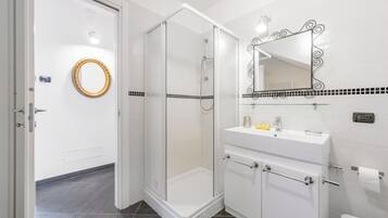 Biệt thự dành cho gia đình, nhiều phòng ngủ, 2 phòng tắm (Moneglia Villa in A Quiet Place) | Phòng tắm | Bồn tắm và buồng tắm vòi sen riêng, máy sấy tóc, chậu vệ sinh/vòi rửa