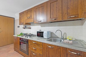 Apartamento familiar, varias habitaciones (The Sunflower) | Cocina privada | Frigorífico, microondas, horno y placa de cocina