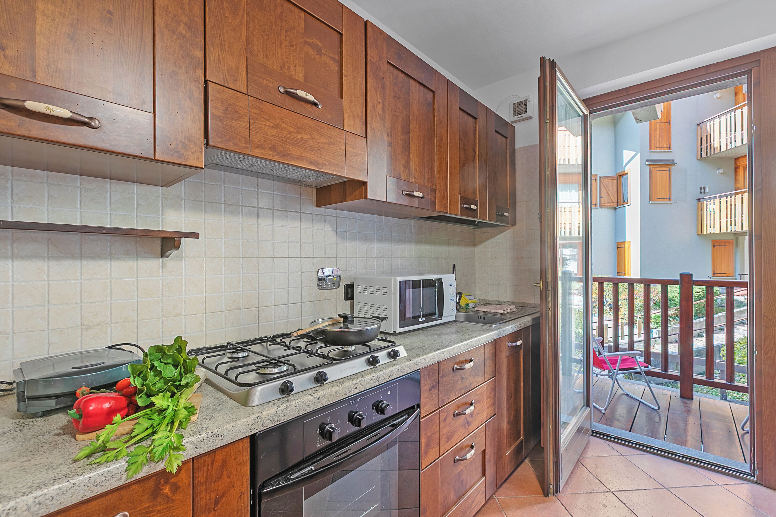 Geladeira, micro-ondas, fogão, cooktop