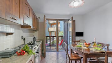 Geladeira, micro-ondas, fogão, cooktop