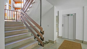 Familieleilighet, 1 soverom, balkong (The Sunflower - Apt with Balcony and) | Trapp