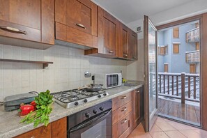 Apartamento família, vários quartos (The Sunflower) | Cozinha privada | Geladeira, micro-ondas, fogão, cooktop