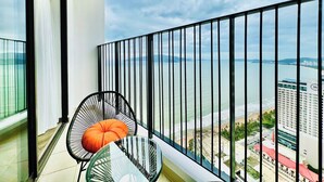 Un balcone con vista sul mare e sulla città.