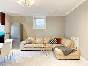 Smart TV - Bright and Stylish Scandinavian 2-bed at Skytrain (VANCOUVER)