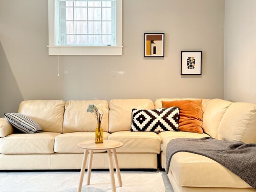 Bright and Stylish Scandinavian 2-bed at Skytrain