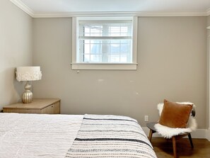 2 bedrooms, desk, free WiFi, bed sheets - Bright and Stylish Scandinavian 2-bed at Skytrain (VANCOUVER)