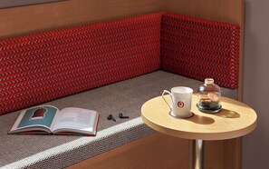 Habitación doble Deluxe, vista a la ciudad | Escritorio, tabla de planchar con plancha y wifi gratis 