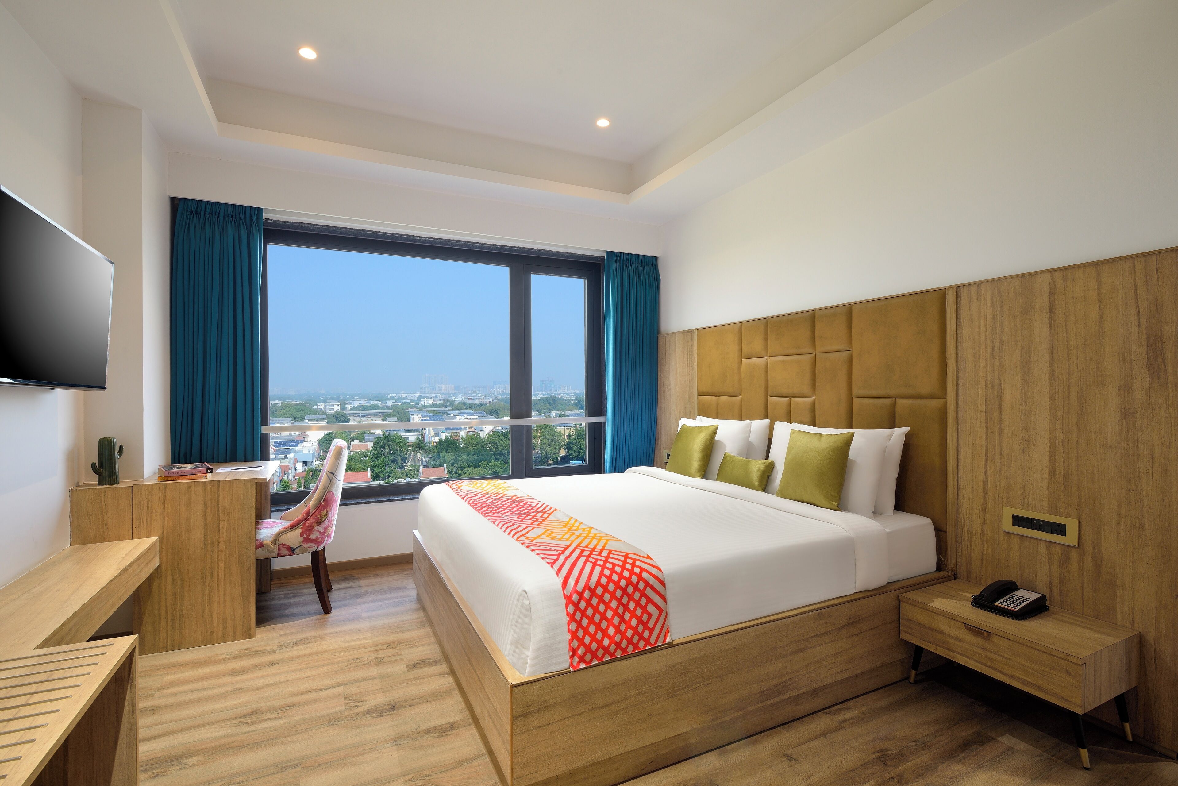 Habitación doble Deluxe, vista a la ciudad | Escritorio, tabla de planchar con plancha y wifi gratis 