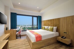 Habitación doble Deluxe, vista a la ciudad | Escritorio, tabla de planchar con plancha y wifi gratis 