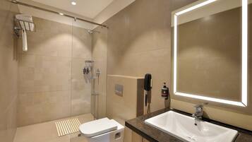 Dobbeltrom – deluxe, byutsikt | Bad | Dusj, toalettartikler (inkludert), hårføner og tøfler